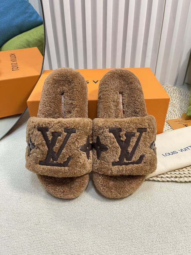 Louis Vuitto* 新款 糖果色毛拖 Lv 高品质闭眼入！加厚真毛踩上去更加柔软舒服，采用进口皮毛一体羊羔毛 真皮原标，原版高密度发泡底 Size:#