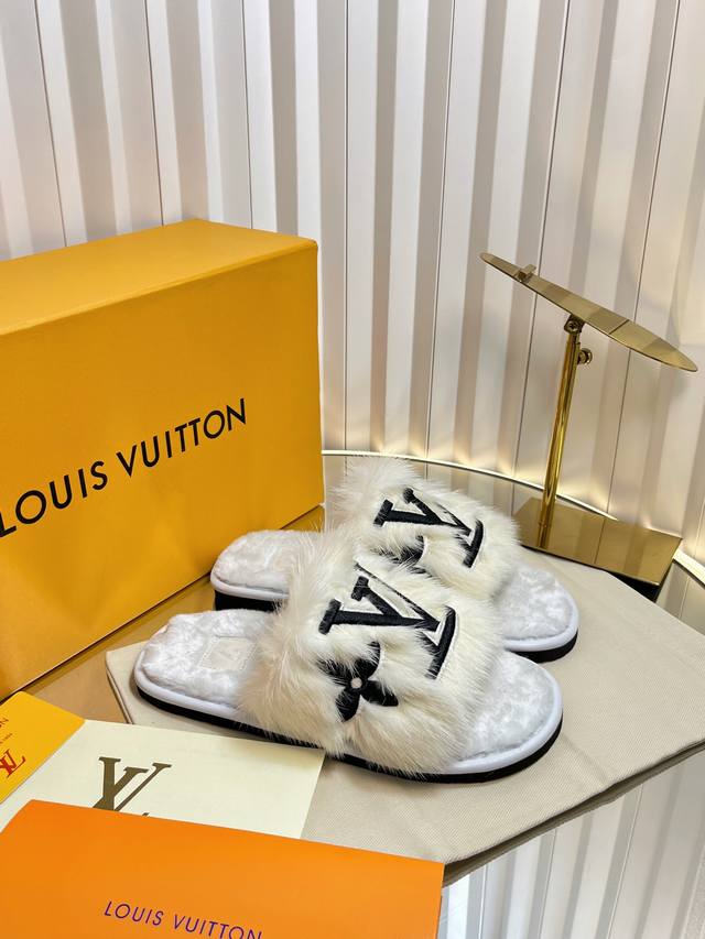 路易威*Lv新款水貂毛拖鞋，水貂毛电绣Logo面，羊毛垫脚，橡胶底，35-39码 40-42码定做不退换