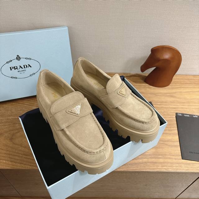 出厂 prada 普拉达 25Fw最新厚底乐福鞋 明星同款三角标扣厚底增高小皮鞋乐福鞋 这款鞋履配有鲜明的圆形鞋头，橡胶厚底为经典乐福鞋注入现代外观，涂珐琅三角