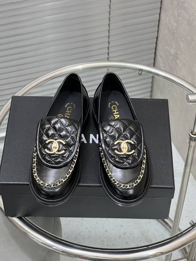 出厂 Chanel 小香新款链条贝壳鞋单鞋乐福鞋 顶级单鞋系列！ 鞋面 进口牛皮原版开模五金大扣电绣 内里垫脚进口小羊皮，柔软舒适性高 原模开版，意大利真皮大底