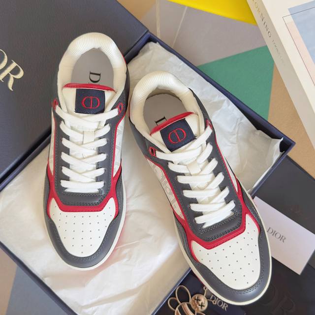 顶级版本：低帮 最新配色 Dior迪奥B27系列 情侣款 老花 打印 休闲 运动鞋 板鞋 原版购入开发 做货 这款 B27 低帮运动鞋是 Dior 全新推出的一