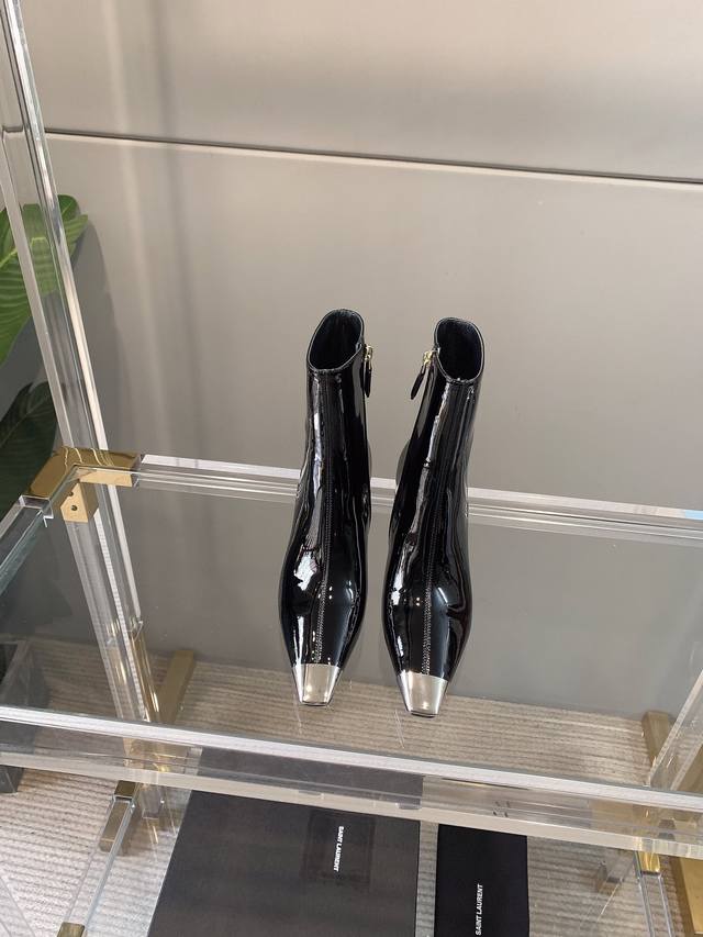出厂价p Ys*新款金属头气质百搭高跟短靴 顶级品质 鞋面原版小牛皮 牛漆皮 内里垫脚顶级混种羊皮 意大利真皮大底 跟高6Cm 码数35-39 40定做