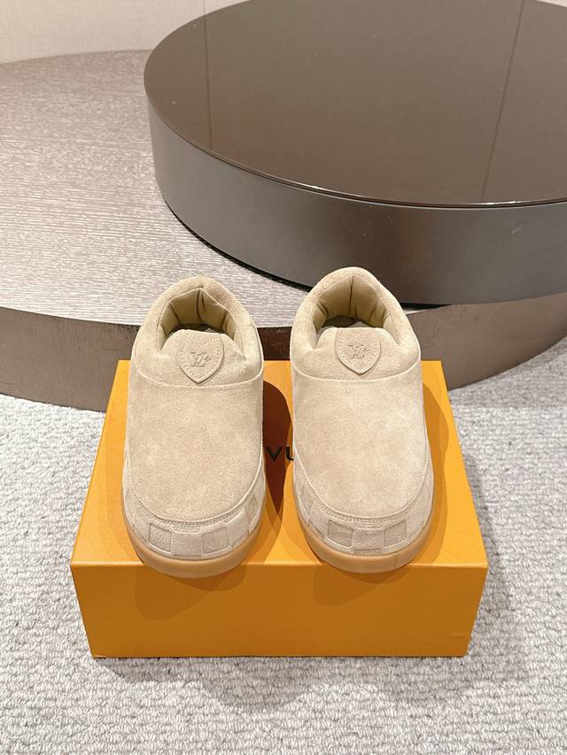 出厂 、爆款 Lv秋冬新款上架 Louis Vuitton 25Ss ，Lv联名Nigo Yeti 胖丁 丑萌，众多网红明星纷纷开秀上脚 ， 经典百搭的单品 面