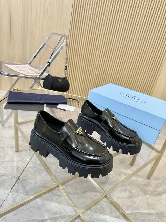 出厂 、 prada普拉达25Ss新款厚底玛丽珍乐福鞋单鞋 复古时髦前卫的轮齿厚底鞋底搭配牛皮鞋面让整双鞋轻便舒适 鲜艳色彩 满足不同风格时髦人士的多种选择！标