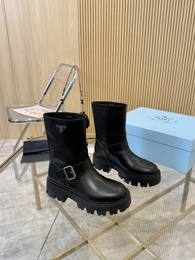 出厂p皮面 牛猄 prada25Ss普拉达经典三角标一脚蹬王炸女靴 冬天买不到的系列，绝对是今年的大爆款！！贼好看！prada靴子真的很哇塞！上脚大气显腿瘦气质