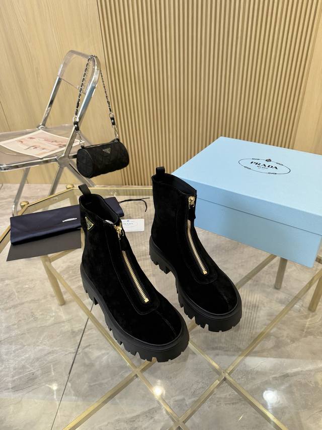 出厂 prada普拉达 25S经典三角标一脚蹬王炸女靴 冬天买不到的系列，绝对是今年的大爆款！！贼好看！prada靴子真的很哇塞！上脚大气显腿瘦气质这块刚好拿捏