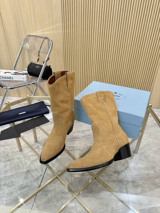 出厂p橡胶大底 ，真皮大底 、顶奢版本“prada 普拉达”经典尖头靴 prada能在重要场合用得上了，清新风带点小贵气的感觉，上脚非常完美显腿瘦气质这块刚好拿