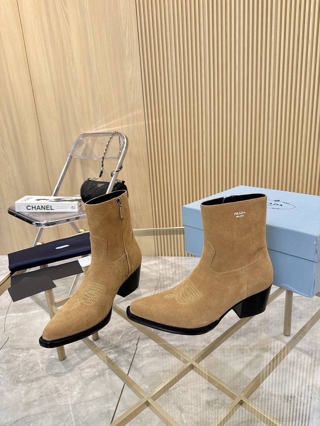 出厂 、顶奢版本“prada 普拉达”经典尖头靴 prada能在重要场合用得上了，清新风带点小贵气的感觉，上脚非常完美显腿瘦气质这块刚好拿捏，穿搭配上此鞋，优雅