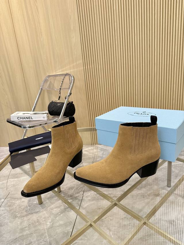 出厂 、顶奢版本“prada 普拉达”经典尖头靴 prada能在重要场合用得上了，清新风带点小贵气的感觉，上脚非常完美显腿瘦气质这块刚好拿捏，穿搭配上此鞋，优雅