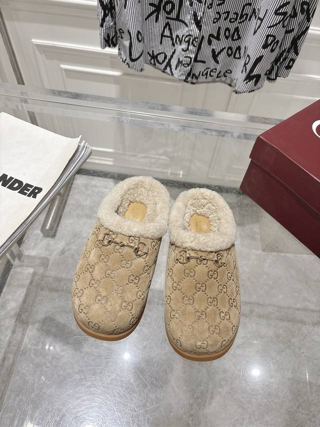 出厂 Gucci 女士马衔扣穆勒鞋 羊毛半拖鞋 全新系列聚焦基础廓形与经典细节。这款女士便鞋选用品牌独具辨识度的Gg绒面材质匠心制作，经典马衔扣元素更添品牌标识