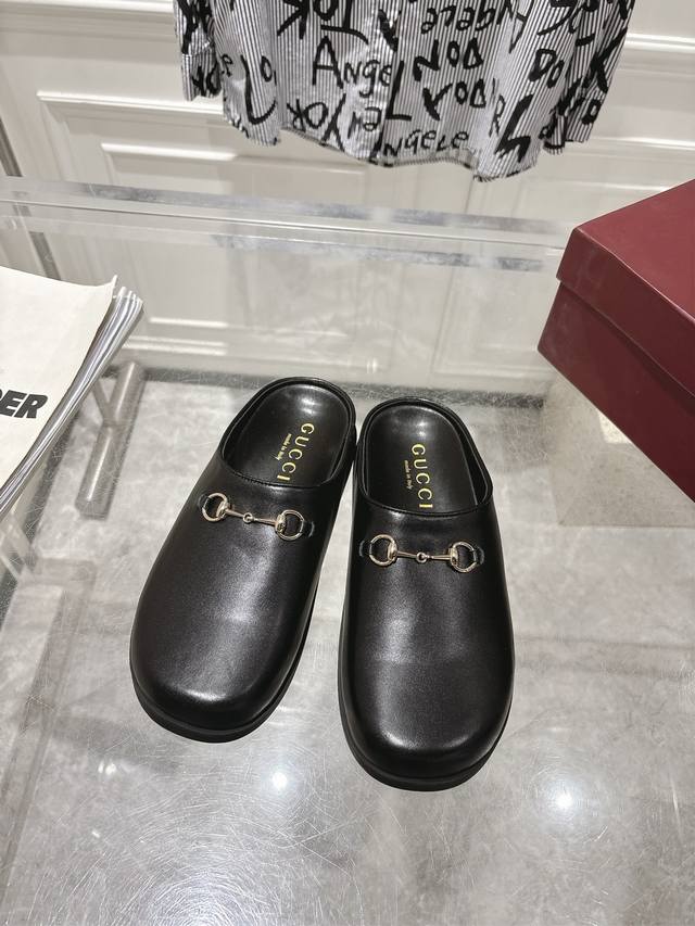 出厂 Gucci 女士马衔扣穆勒鞋 半拖鞋 全新系列聚焦基础廓形与经典细节。这款女士便鞋选用品牌独具辨识度的Gg绒面材质匠心制作，经典马衔扣元素更添品牌标识内涵
