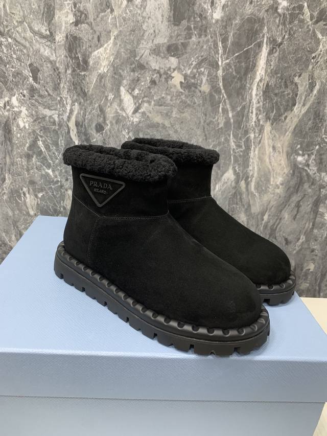 普拉达prada 王炸款 雪地靴 滑雪靴 胖墩墩的 好看可爱到爆炸 →_→来自 prada限定系列，别具一格。闪亮尼龙 Oblique 鞋面搭配交叉系带，打造理