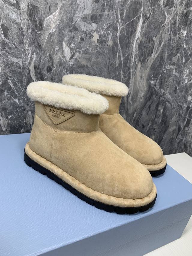 普拉达prada 王炸款 雪地靴 滑雪靴 好看可爱到爆炸 →_→来自 prada限定系列，别具一格。皮毛一体的面料 打造理想的柔软度 短筒版型，在都市或山地均可