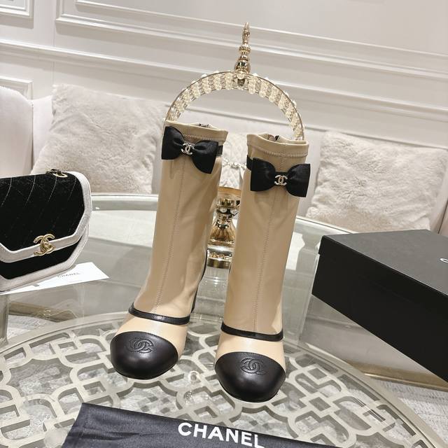 chane*｜小香25Ss新品双C蝴蝶结 网纱弹力靴网靴短靴 鞋身点缀的双C蝴蝶结 是经典与甜美的完美结合 缎带的光泽与网纱的朦胧相互映衬，每一道缝线都彰显着香