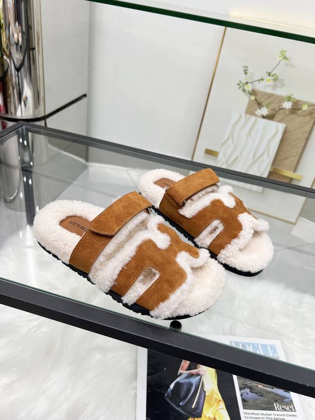 出厂： Hermes 爱马经典爆款二舅羊毛拖火爆来袭。秋冬穿搭必备单品 居家、出街百搭时尚超洋气 配色极其丰富多彩！行走的托斯卡纳风！Tpr防滑大底超轻盈 上脚