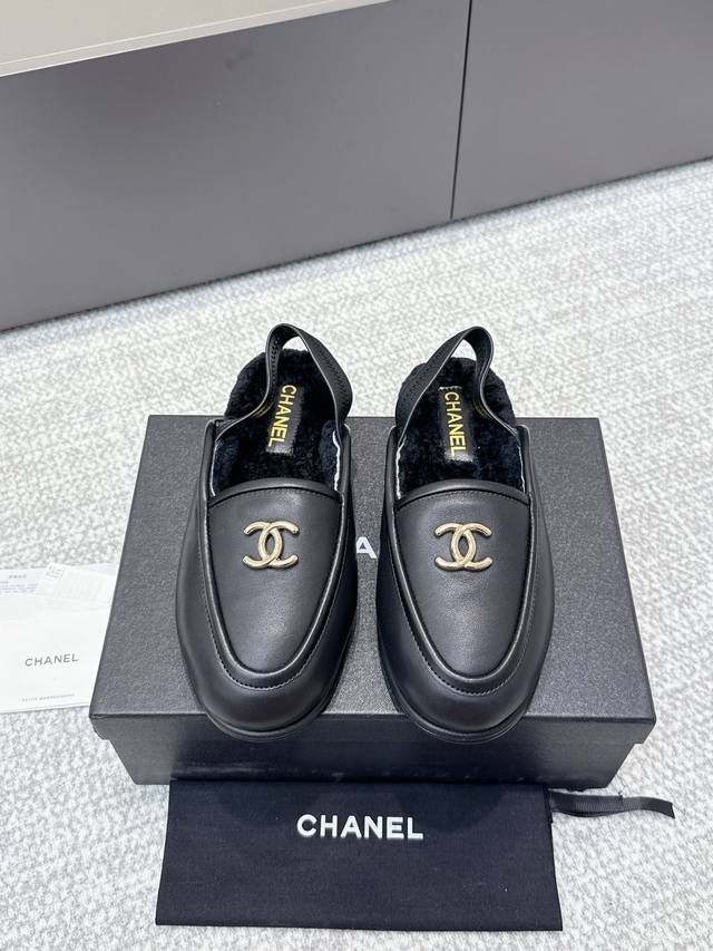代购级 Chanel 香奈儿秋冬新款包头鞋 第一眼看上就被种草了根据天气变化自由穿搭！套上袜套春夏秒变可爱单鞋！秒变魔法公主适合一切脚型，显瘦百搭～经典版型搭配