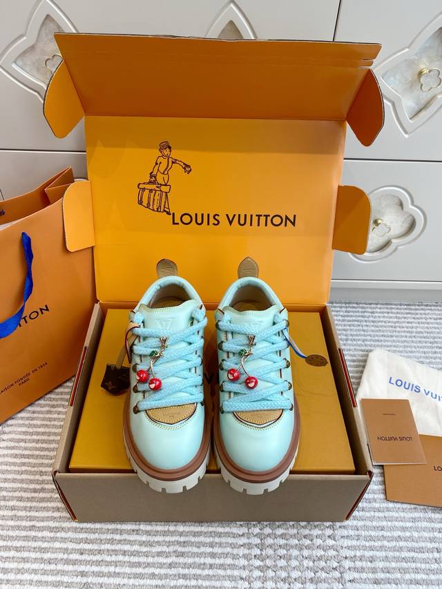樱桃+50 代购级Louis Vuiteeo* 路易威登系带 厚底乐福鞋 最新款情侣 男女款 德比鞋 这款松糕厚底系列今年非常爆，穿上**效果，和时尚的引领绝对