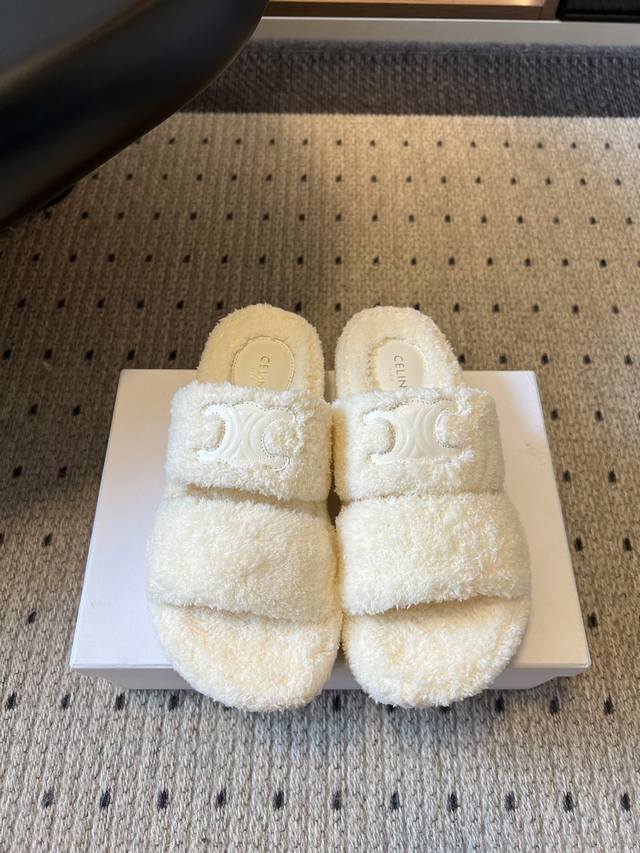 顶级品质 Celin* 塞琳 25Ss 秋冬新品 一脚蹬羊毛拖鞋 这一季的赛琳又让我重新爱了它一次！ 这季节美鞋太多这款毛拖真的是让我无法自拔真太可爱了～ 毛茸