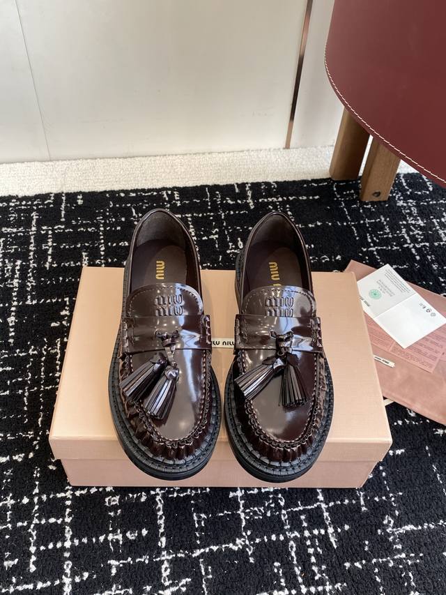 顶级品质 Miu Miu 25Ss秋冬款 独家爆款 流苏款 乐福鞋 这季度的Miu简直都太绝了 全系列陆续开始上新 全系列原版购入开发 进口胎牛开边珠牛皮 内里