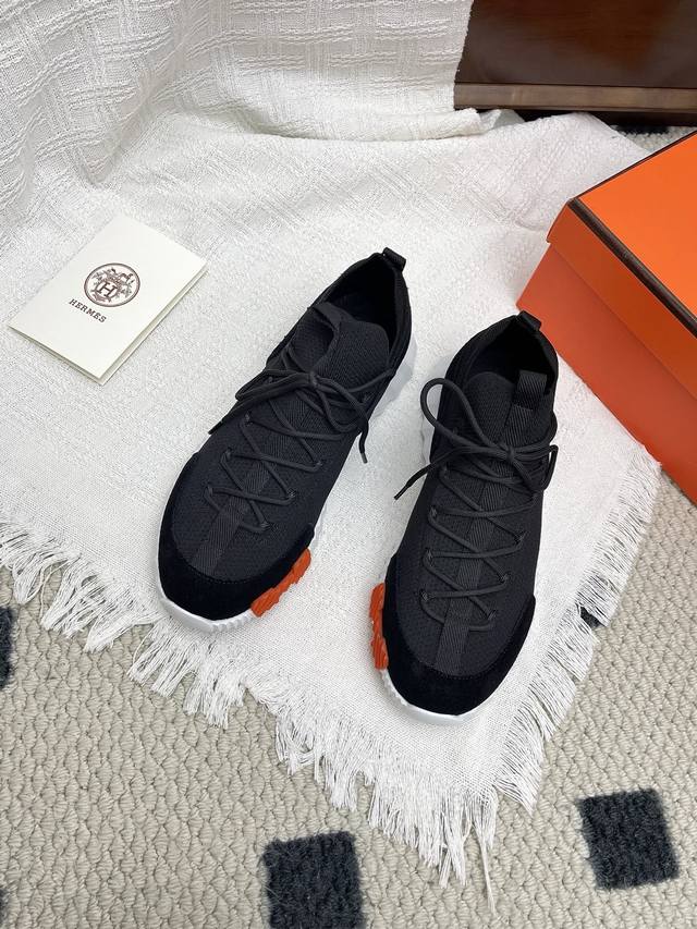 情侣码网面 Hermes 爱马仕H家经典情侣款 休闲运动鞋 情侣款休闲之履运动老爹鞋结合高科技帆布与麂皮山羊皮，在橡胶鞋底上饰以夸张“H”字母，斜体设计和鲜艳色