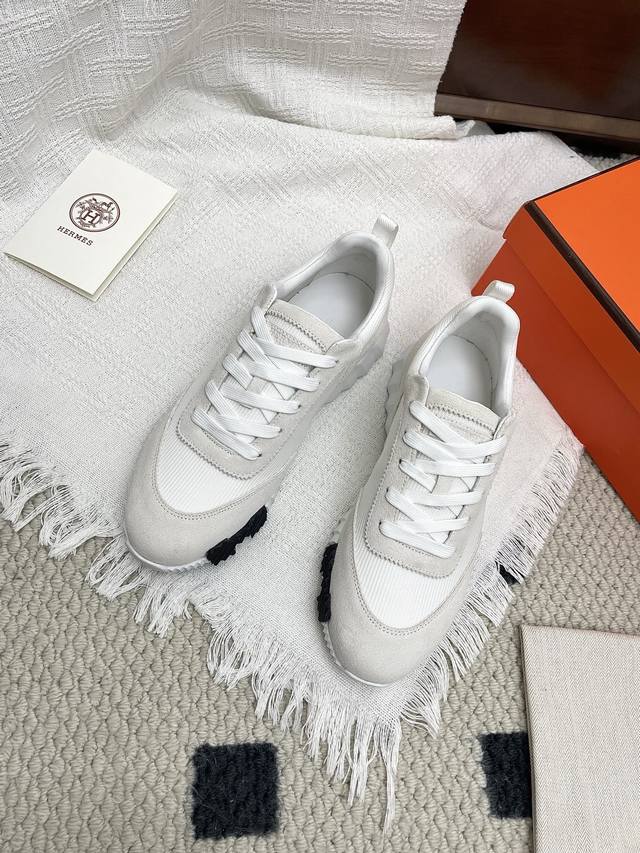 情侣码网面 皮面 男10 Hermes 爱马仕H家经典情侣款 休闲运动鞋 情侣款休闲之履运动老爹鞋结合高科技帆布与麂皮山羊皮，在橡胶鞋底上饰以夸张“H”字母，斜