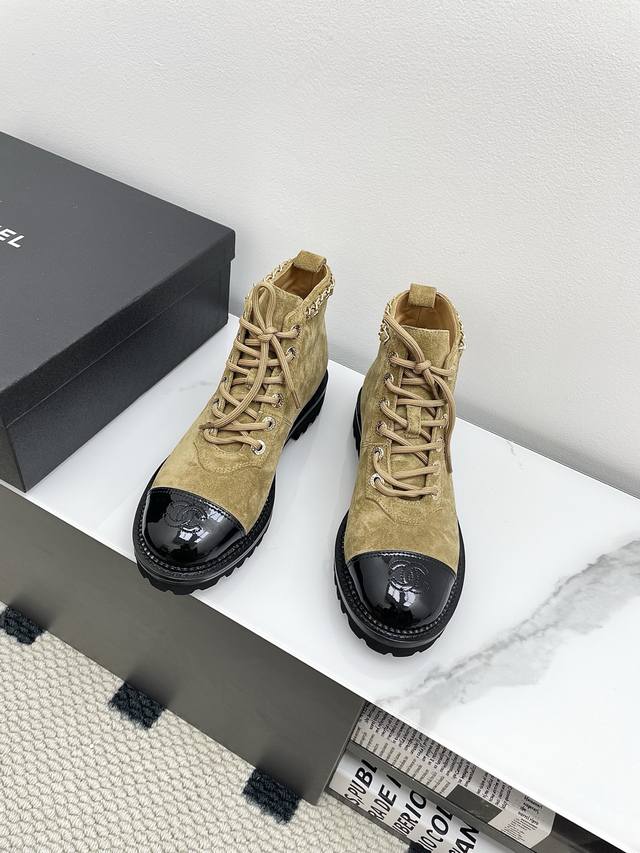 Chanel香奈儿2025秋冬新款双C链条系带短靴 小红书力推款，怎么搭配都好看，时髦精必备，香奈儿女士钟爱简约又难以抗拒搭配展现与众不同的穿搭风格、自由混搭闪