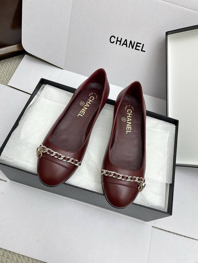 飞机盒10 代购级 Chanel25Ss夏季新款链条单鞋 专柜品质 每年必入的经典款之一！设计 更加彰显和品味～所有材质都根据原版定制！购入正品开发。万能百搭神