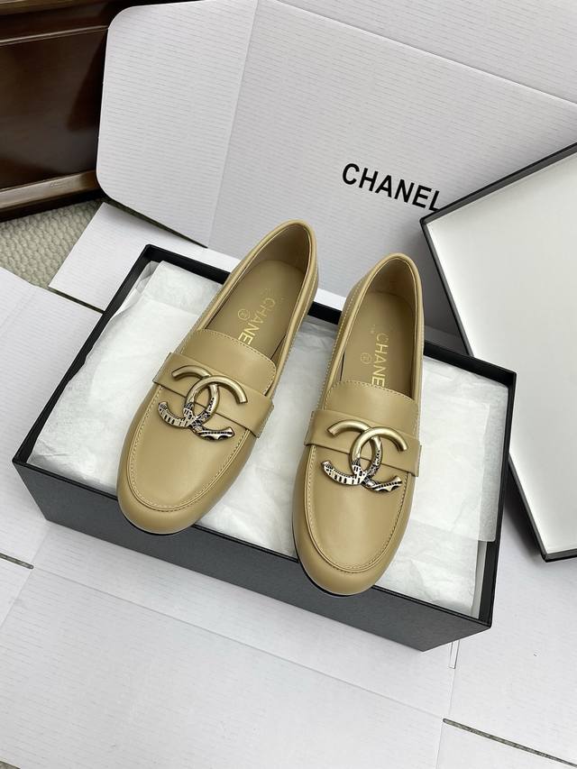 飞机盒10 代购级 Chanel25Ss夏季新款双C铜扣单鞋 乐福鞋 专柜品质 每年必入的经典款之一！设计 更加彰显和品味～所有材质都根据原版定制！购入正品开发