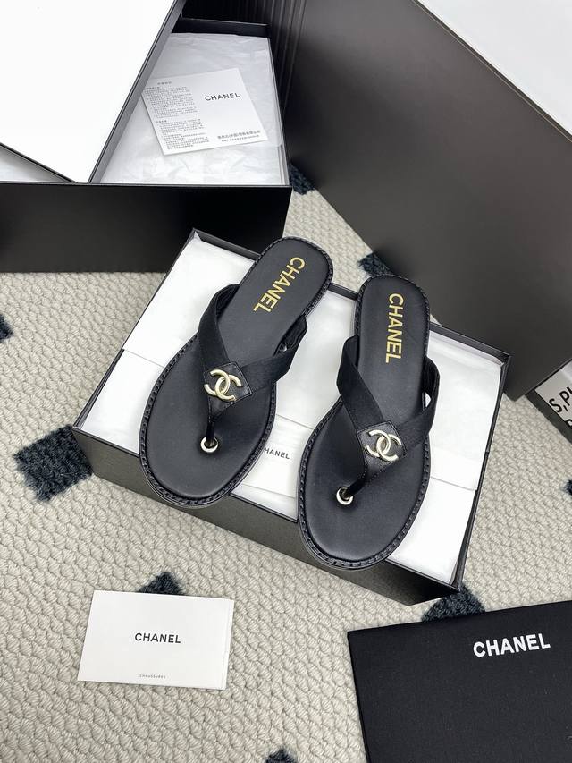 Chanel香奈儿夏季新款人字拖鞋夹趾拖 专柜简直疯抢了，各大社交平台热门晒图，这期的走秀款绝对太帅了，绝对是这一季最热门的款式，专柜仙女们真的太识货了，不卡脚