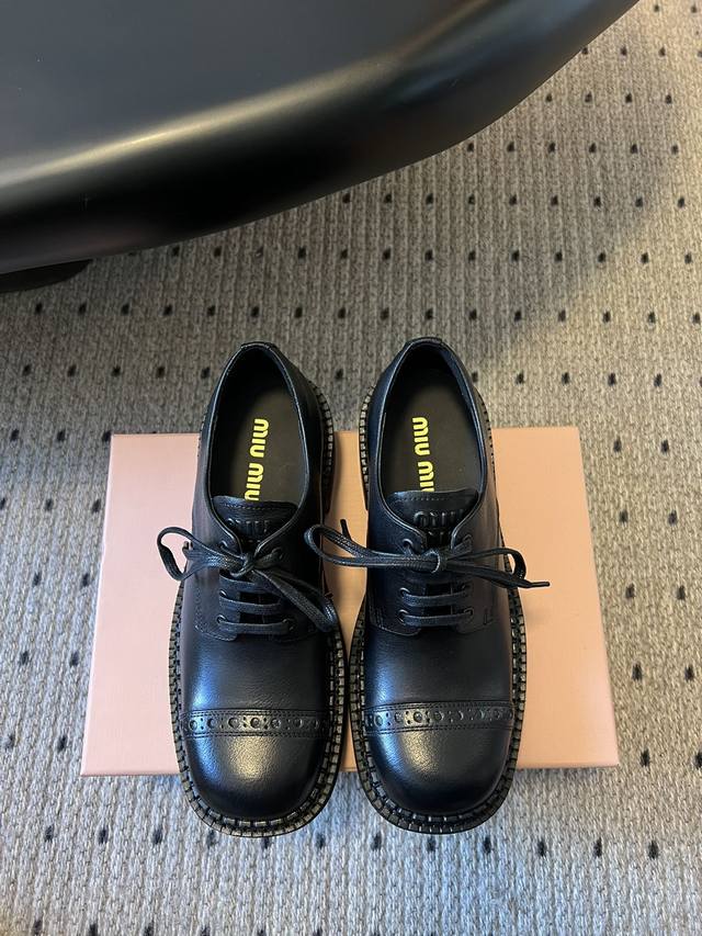 Miu Mi* 25Ss 早秋新款德比鞋 玩转文字复古潮 Miu Miu秋冬上新啦，油蜡皮也是和秋天非常搭，小小英伦风，绑带做旧款德训上脚很舒服，细节的设计在一