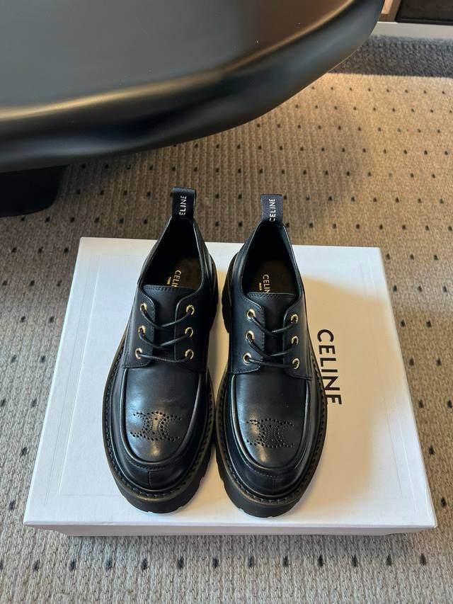 Celin* 乐福鞋 25Ss 最新爆款赛琳真的是太有特色了 今年必须要入手一双Celine乐福鞋 ，复古风经典款 超级百搭 简单大气 无论裙装裤装都能随意搭配