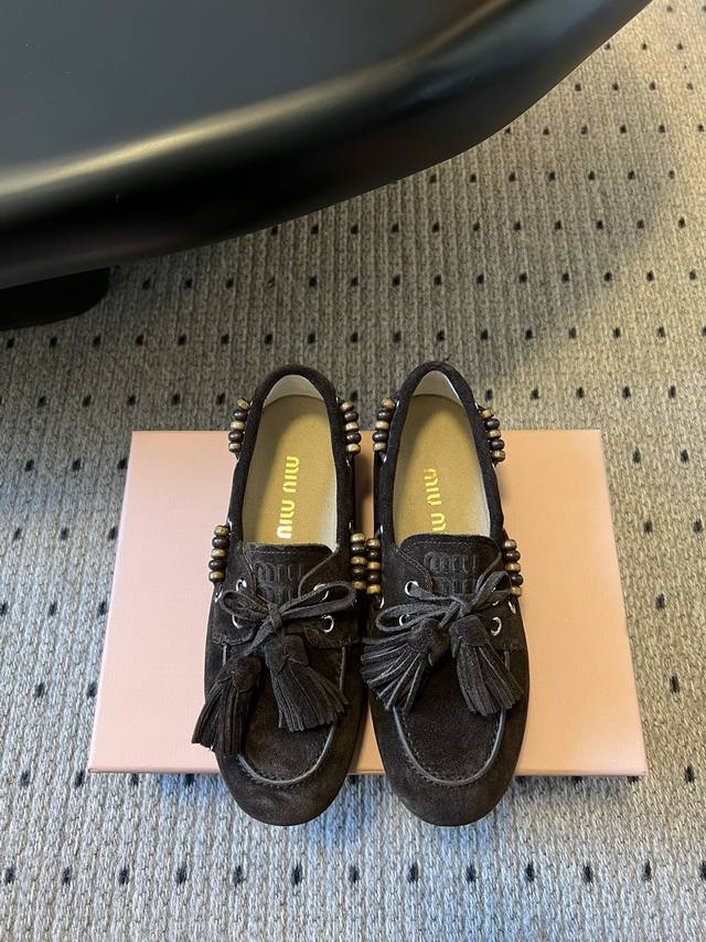 单鞋 拖鞋 Miu Mi* 25Fw Deck Shoes 麂皮船鞋 Miumiu家新款Deck Shoes也太有设计感了吧，秋冬氛围感拉满，舒适又时尚，秋冬新