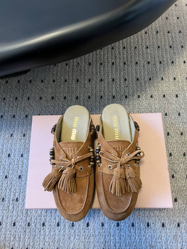 单鞋 半托 Miu Mi* 25Fw Deck Shoes 麂皮船鞋 Miumiu家新款Deck Shoes也太有设计感了吧，秋冬氛围感拉满，舒适又时尚，秋冬新