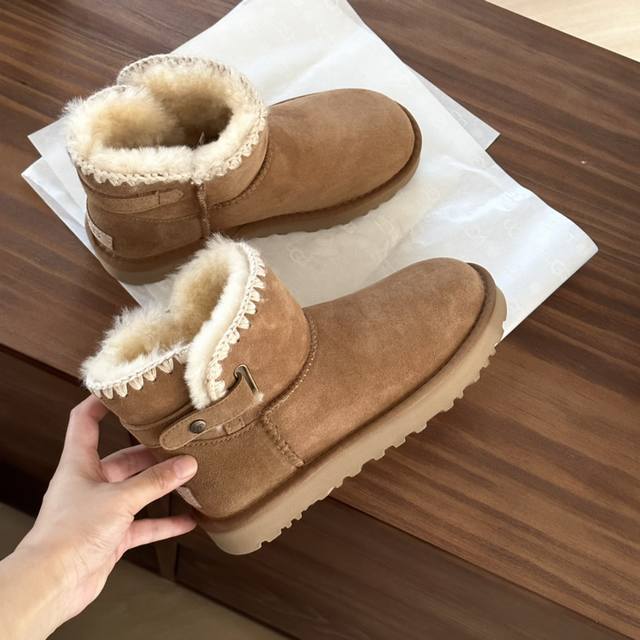 Ugg 新款毛线编织 侧皮条扣 A级羊皮毛一体 +重工民族风手工衍边 简单百搭 旁边的侧皮条可拉开 柔软轻翼高弹大底 Size： 35-40