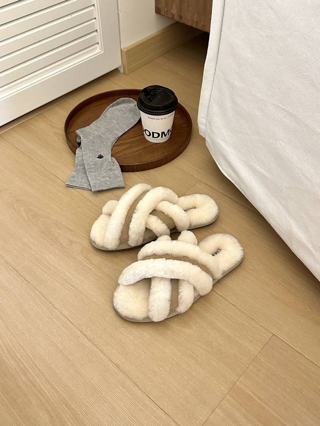 Uugg女士休闲露趾毛茸舒适居家凉拖鞋 #交叉拖 羊毛拖 鞋面羊毛、鞋底组合Eva橡胶防滑大底 Size：35-40