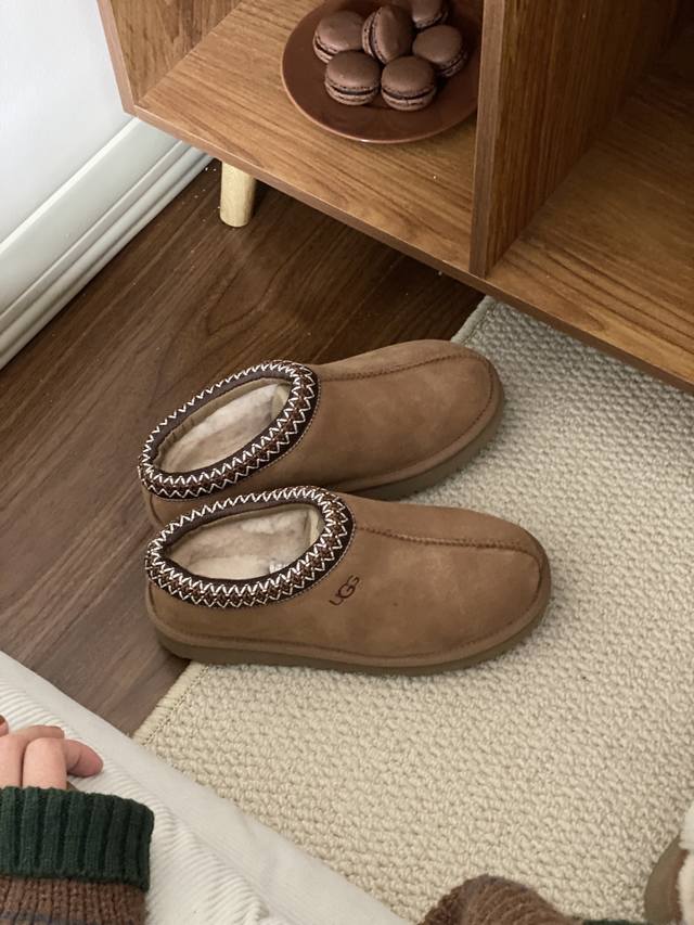 Ugg｜ 最新 平底民族风，男款+50元！ 小伙伴们认准我家品质哦，下单备注好版本哦。 鞋面设计，采用优质翻毛皮，塔斯曼织带穗带。 鞋内里材质，采用隆丰羊皮毛一