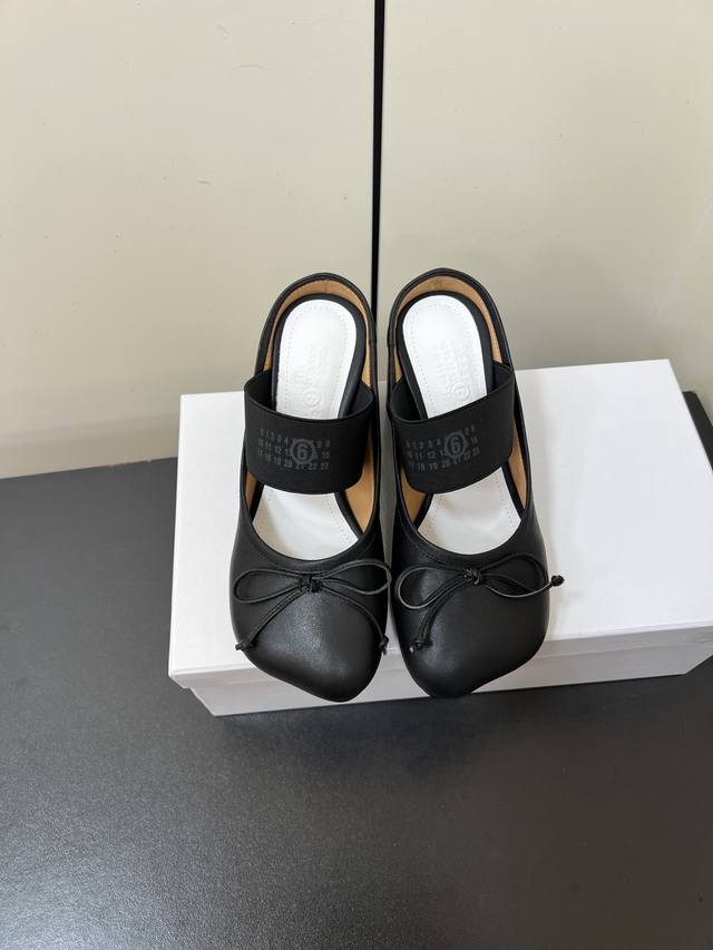 Jennie同款Maison Marginala Mm6马吉拉粗跟苹果头高跟半拖穆勒鞋 马吉拉设计师太有才了 采用粗跟作为设计元素打造鞋品 单鞋干练精致 半拖搭