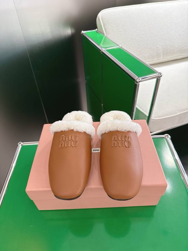 Miu Miu 缪缪25秋冬新款羊毛包头鞋 简约造型，超轻原版开模鞋底，脚感妥妥满分 好穿好搭，鞋面：羊皮 内里：进口羊毛 Size： #35-40