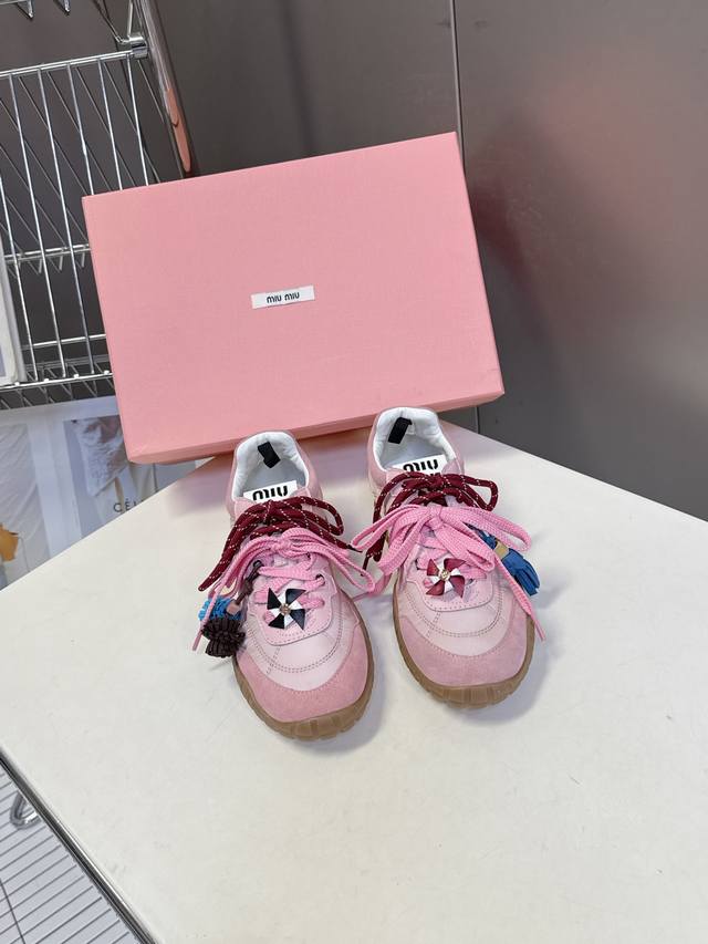 带配饰 Miumiu缪缪春夏秀款 饼干鞋 阿甘鞋休闲运动鞋 专柜Rmb11610购入开发 Miumiu最新爆款 前卫大胆的设计，Miu Miu风格融于此款厚底帆