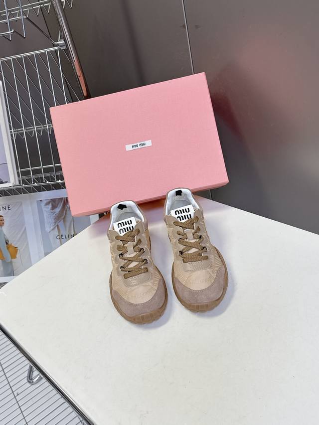 Miumiu缪缪春夏秀款 饼干鞋 阿甘鞋休闲运动鞋 专柜Rmb11610购入开发 Miumiu最新爆款 前卫大胆的设计，Miu Miu风格融于此款厚底帆布运动鞋