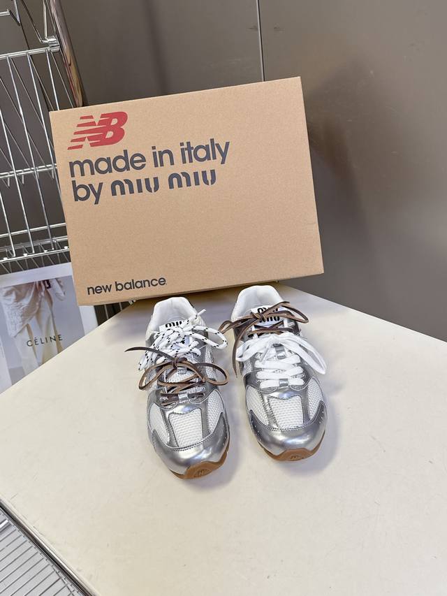 Miu Miunew Balance 联名系列运动鞋、各大品牌都热衷于跨界联名、缪缪这次联名诚意满满非常有亮点鞋面高丝光拼接、做旧毛边设计、复古又叛逆、令人眼前
