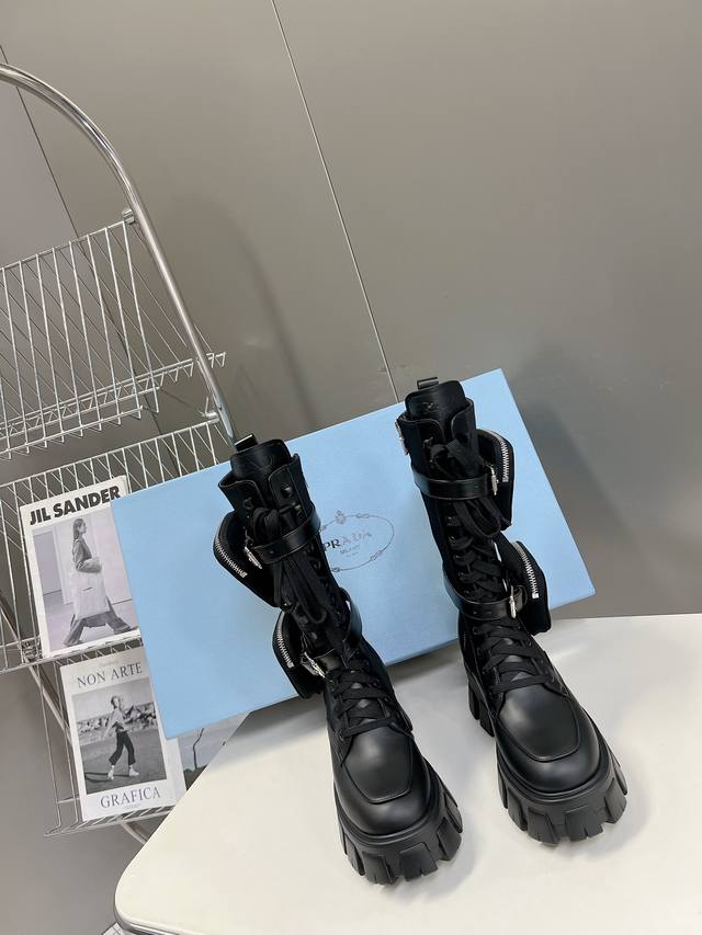 prada普拉达顶级版本松糕厚底口袋三角标情侣款靴子 原版1:1定制，众多网红上脚，这款鞋，牛皮拼色，注塑三角字母Luogo工艺，今年非常爆，穿上休闲运动两不失