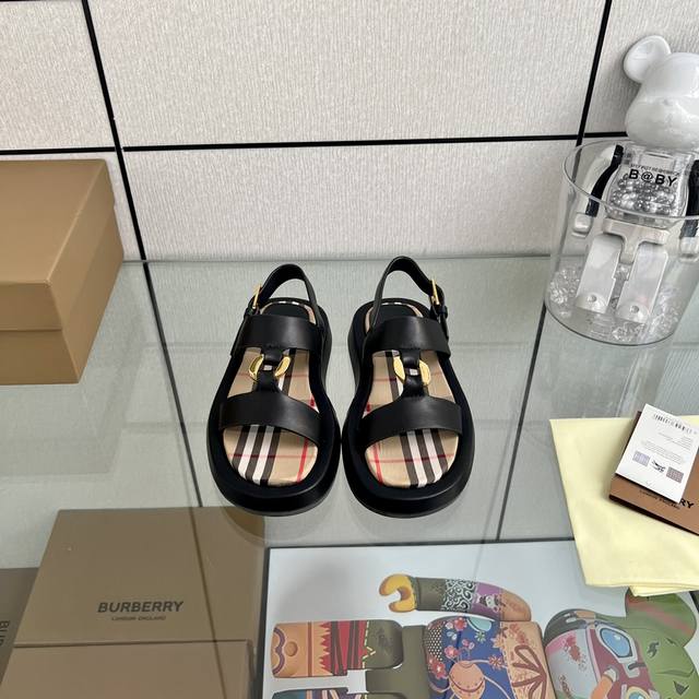 Burberry巴宝莉新款拖鞋．采用复杂的工序制造而成．绝对高品质！中底包巴宝莉经典格子布，时尚上档次．进口牛皮面．配全套专柜包装 码数：35－40