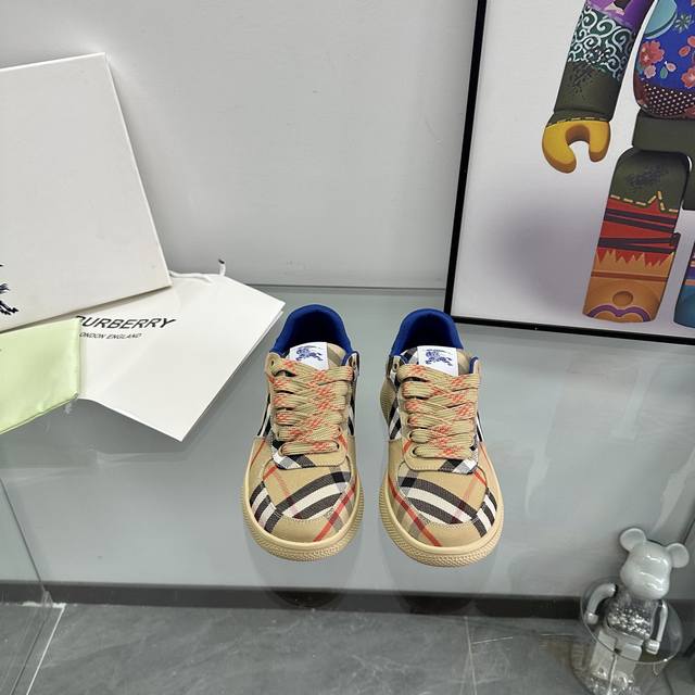 新品上架情侣款 巴宝利Burberry 爆款出炉 全新格纹 Terrace 情侣款休闲运动鞋 历经三年经典格子回归，百搭，装饰精纺 Burberry 格纹图案。