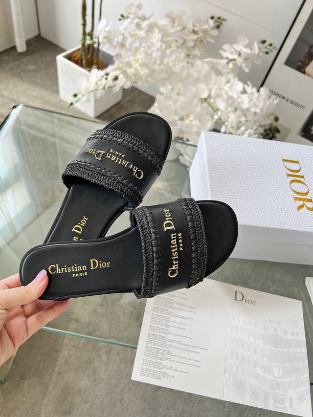 Dior迪奥新品经典款。拉菲草手工编织 露指凉拖 复古时髦前卫的搭配 让整双鞋轻便舒适鲜艳色彩满足不同风格时髦人士的多种选择标志性金属扣搭配古沙滩凉鞋造型每一个