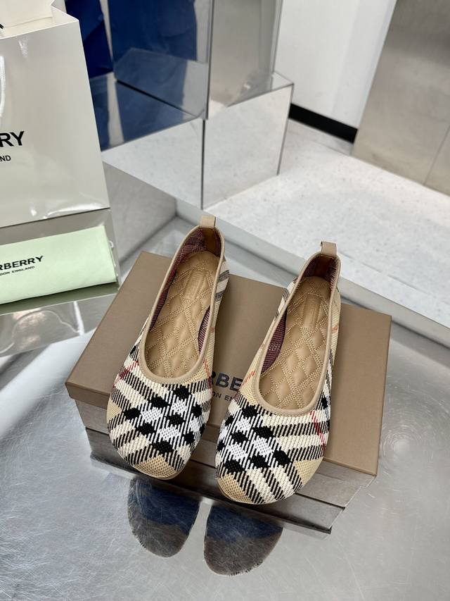新品巴宝利Burberry 经典格纹平底鞋 迄今为止最不挑人最不限年龄的一款鞋子 谁穿都好看，鞋面飞织鞋垫电绣别小瞧布面的成本 我们的鞋面采用三层贴布工艺 单外