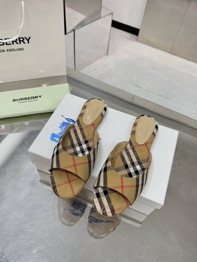 新品上架Burberry 巴宝莉粗跟，平底拖鞋渠道货 硫化一脚蹬巴宝莉拖鞋必须专柜一致！鞋面采用巴宝莉特定的格子，羊皮内里及垫脚，原版开模扣子，极致柔软的皮革材