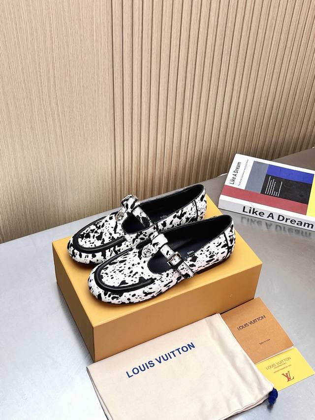 顶级版本 Lv Soho 玛丽珍平底乐福鞋 本款 Soho玛丽珍平底乐福鞋为绒面牛皮革铺陈瞩目豹纹印花，以 L Cirde 标识点缀1字鞋面，再以精致皮革饰边完