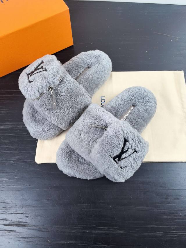 Louis Vuitton 25Ss秋冬新款 平底羊毛拖鞋 超舒适的毛拖 简约随性 时髦有范 慵懒又不乏高级感 最舒适的拖鞋没有之一 随意上脚都好看有型 绝绝子