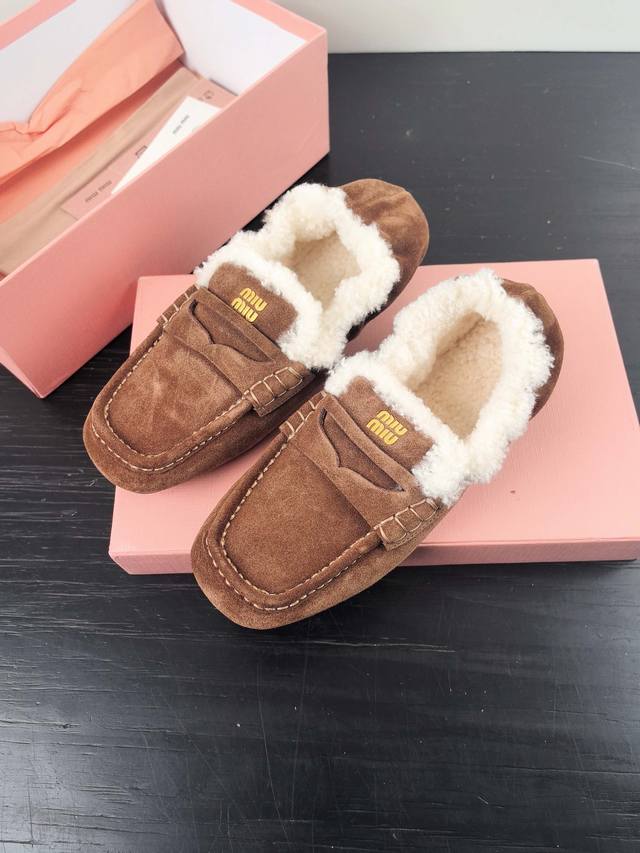 Miumiu 缪缪2025Ss秋冬走秀款一脚蹬驾车鞋加毛乐福鞋毛毛鞋 这款永不过时的反绒皮驾车鞋饰有压花Miu徽标，彰显别具一格的经典格调。 上脚非常舒服超级稳